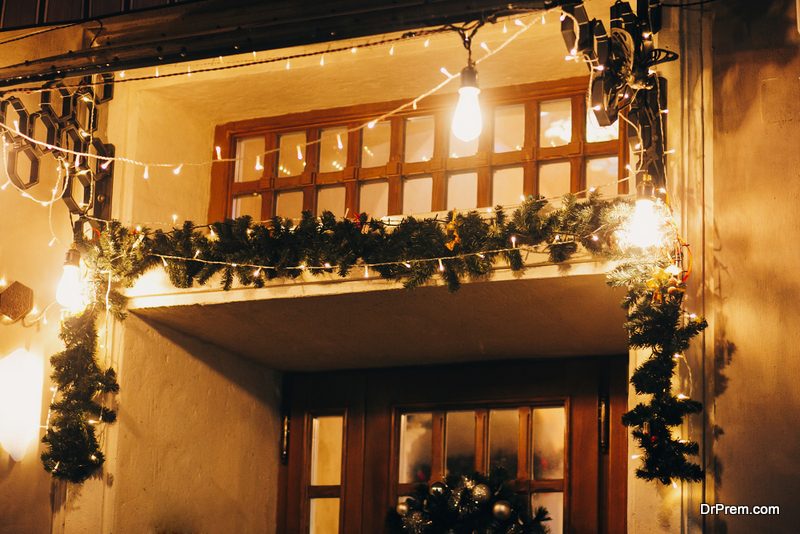6  Classic Christmas Balcony décor ideas