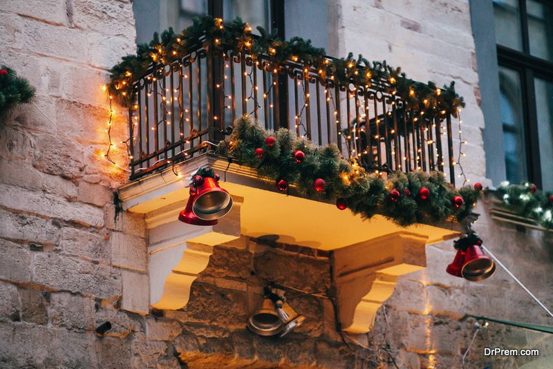 Jingle-Bells-Balcony-Decoration