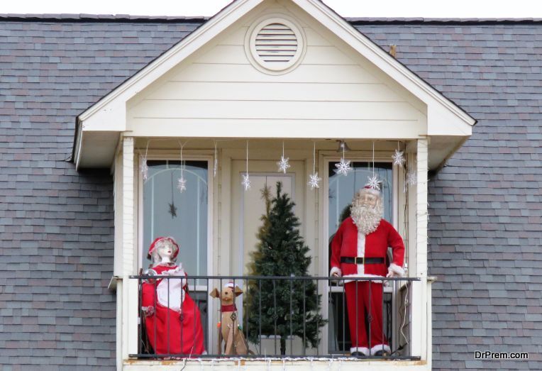 Santa-on-the-Apartment-Balcony.