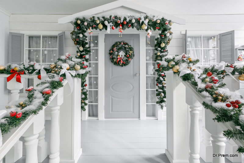 Minimalistic idea Are you tired of all the bright lights and decorations around? Go in for the minimalistic look by hanging three wreaths neatly aligned on the door and just two evergreen planters on both sides. The calm and relaxed look might be just what is right for you this season, and one of the classy porch decoration ideas for your outdoors. Add neutral colors to establish the serene beauty.