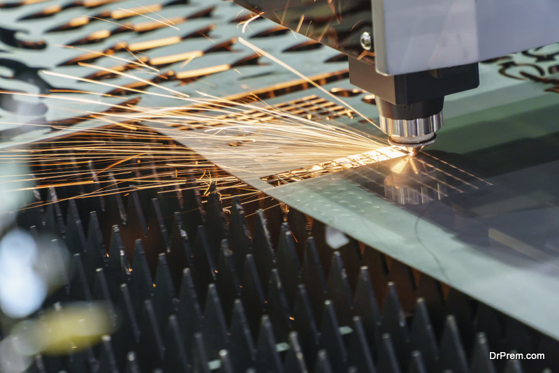 The fiber  laser cutting machine  cutting the sheet metal plate